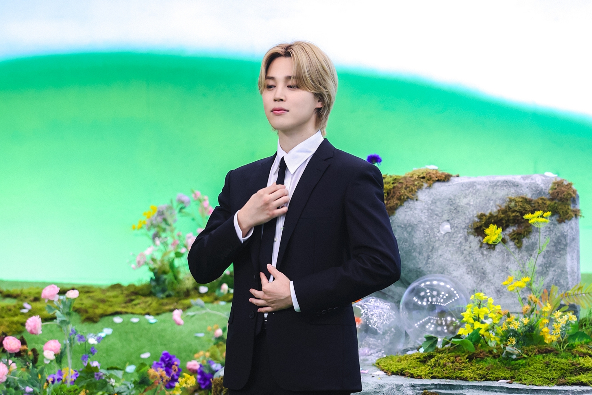 BTS' Jimin brightens up the track video shoot with "Smeraldo Garden Marching Band (feat. Loco)"