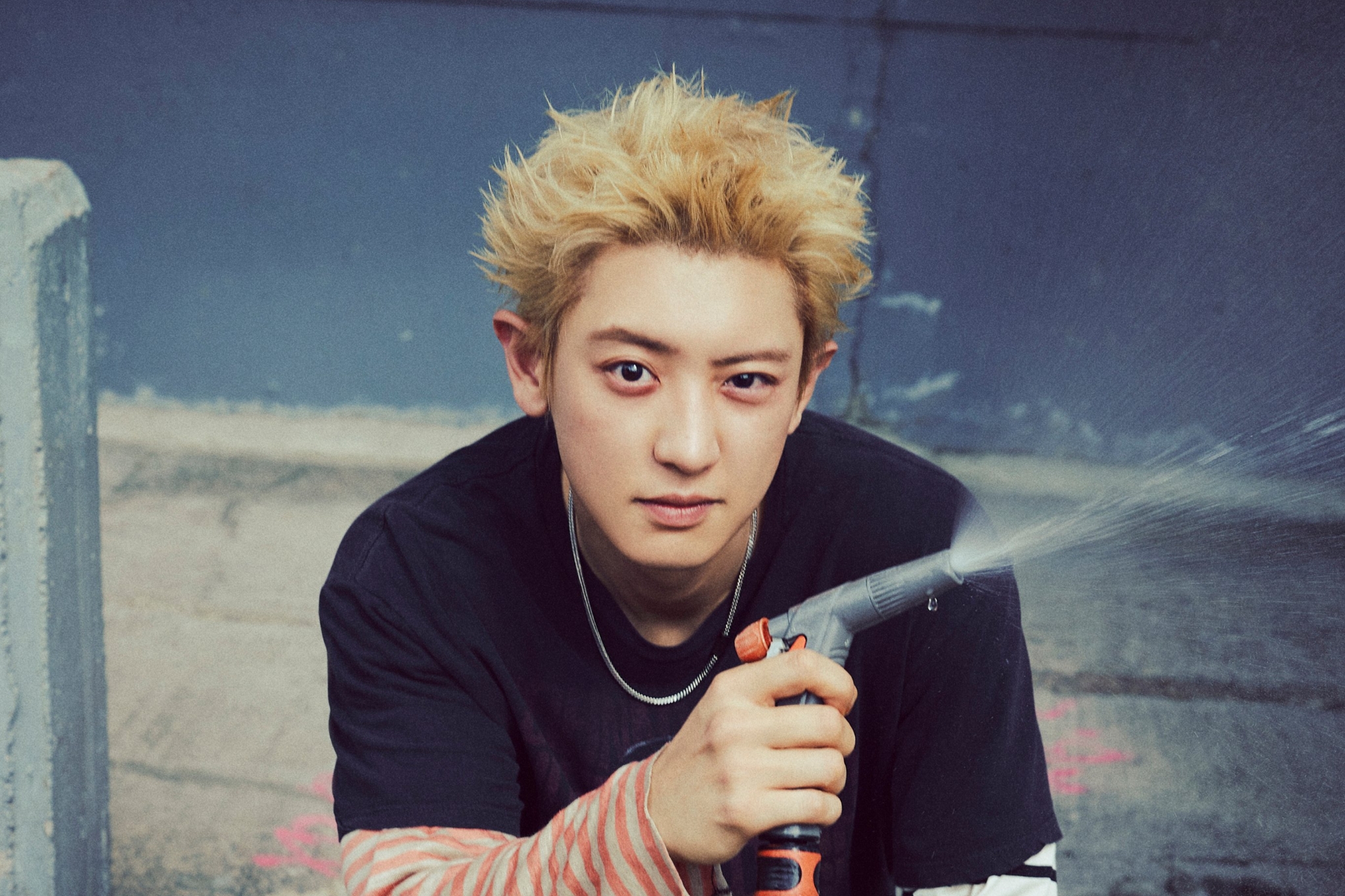 EXO’s Chanyeol unveils urban charm in concept photos for 1st mini album 'Black Out'